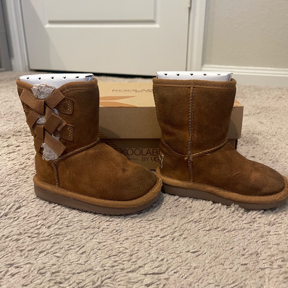 Ugg toddler boots size 6